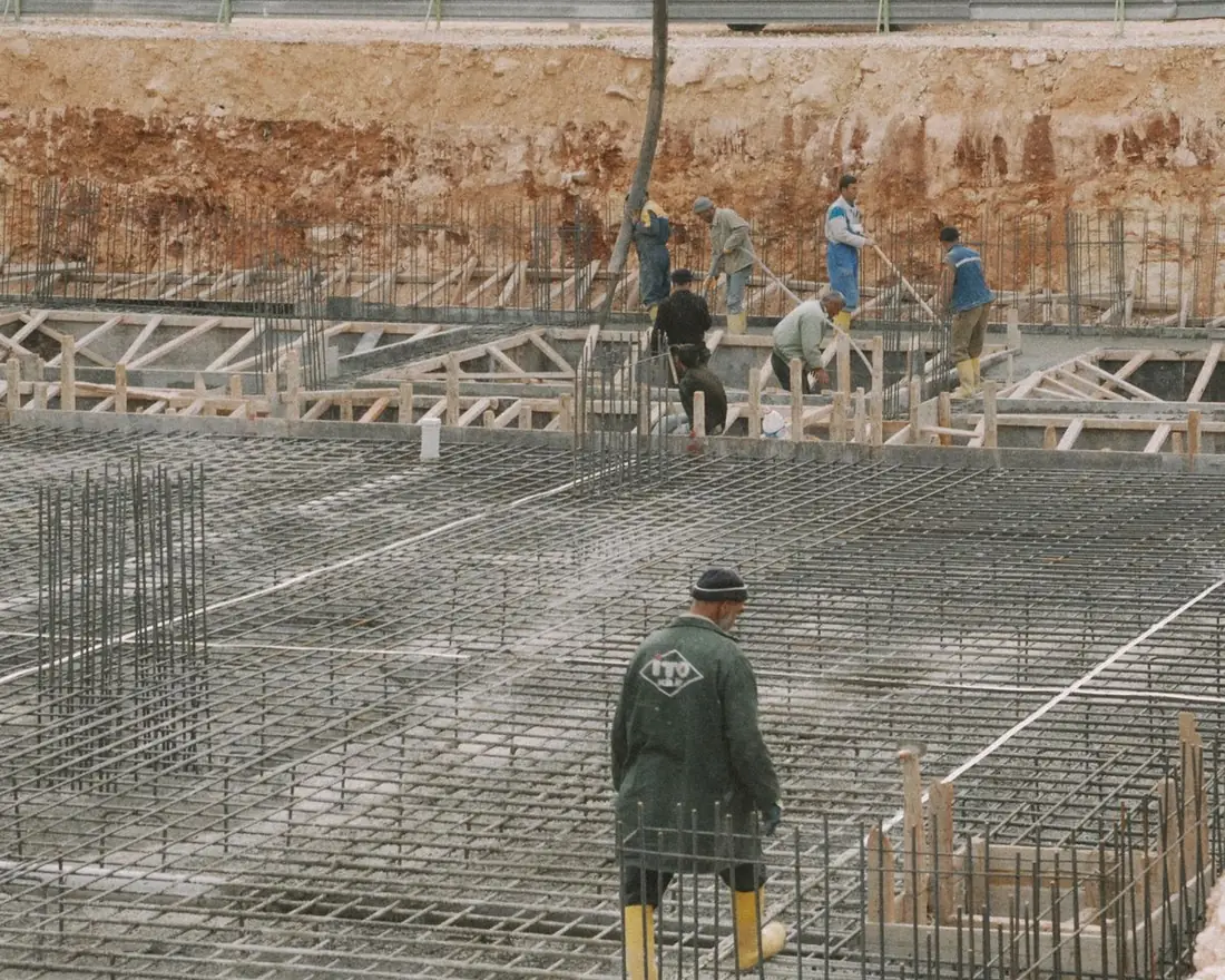 Ferragens de fundação montadas em uma obra